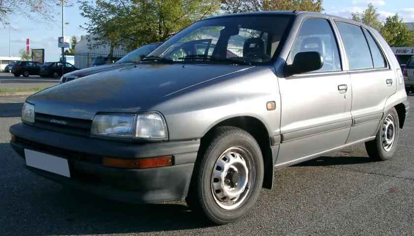 Srebrny Daihatsu Charade stoi na parkingu.