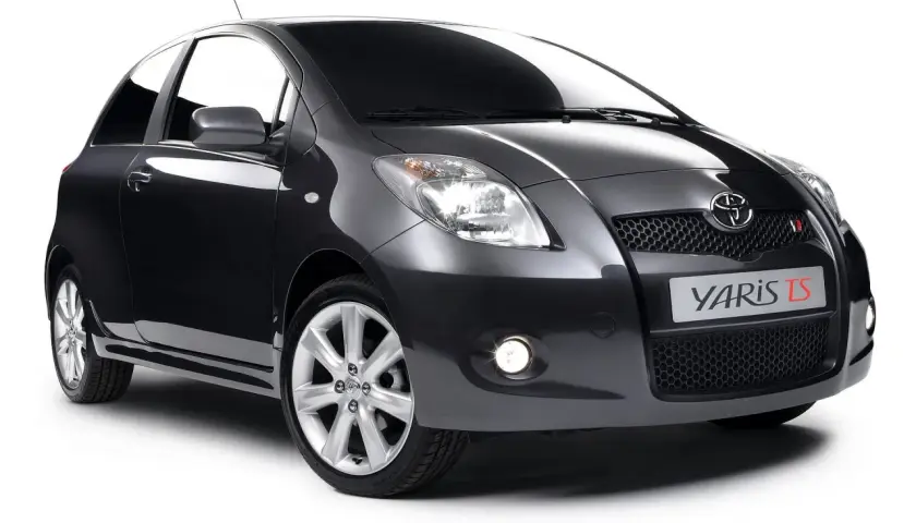 Ciemnoszary Toyota Yaris TS, model 2. generacji, z błyszczącym lakierem i sportowym grillem.