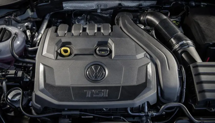 Silnik 1.5 TSI Volkswagena, z widocznym logo i oznaczeniem mocy, gotowy do pracy.