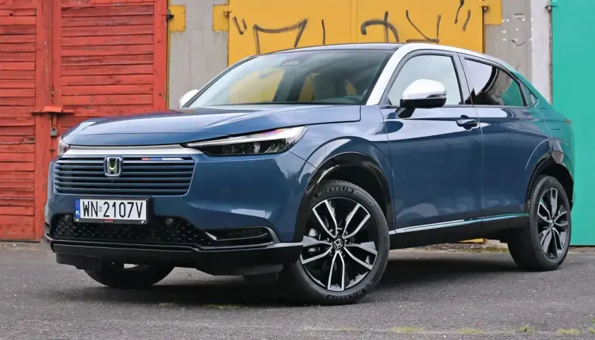 Elegancki, granatowy Honda HR-V prezentuje swoje dynamiczne linie i kompaktowe honda hrv wymiary, idealne do miasta.