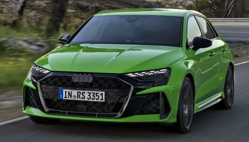 Jaskrawozielone Audi RS3 na drodze. Sprawdź aktualną audi rs3 cena i możliwości tego sportowego samochodu.