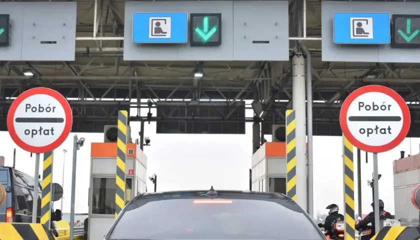 Kolejka do punktu poboru opłat na autostradzie A1. Kierowcy zbliżają się do bramek, by zapłacić za przejazd z Torunia do Gdańska.