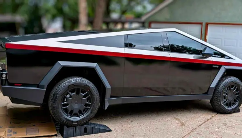 Czarny Tesla Cybertruck z białym i czerwonym pasem, jak wygląda samochód Tesla.
