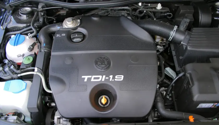 Silnik 1.9 TDI z widocznym logo Skoda. Widać elementy układu dolotowego i płyny eksploatacyjne.