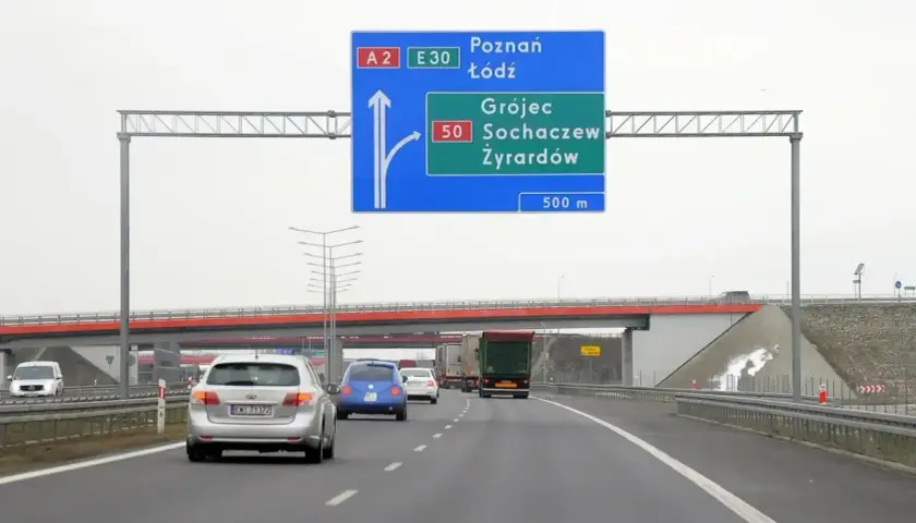 Na autostradzie A6 kierowcy widzą znak informujący o zjeździe na Poznań, Łódź, a także na Grójec, Sochaczew i Żyrardów.