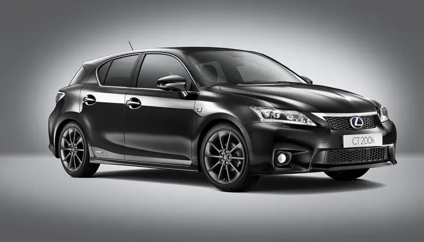 Elegancki, czarny Lexus CT200h z przyciemnianymi felgami stoi na szarym tle.