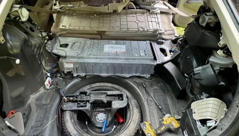 Toyota Prius: Akumulator 12V gdzie jest i jak go uratować?