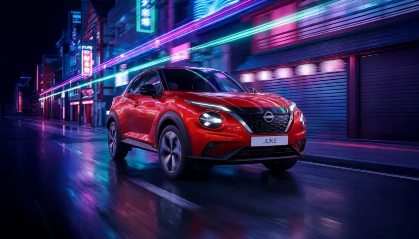Czerwony Nissan Juke przemierza nocą neonowe miasto, tworząc dynamiczny obraz.