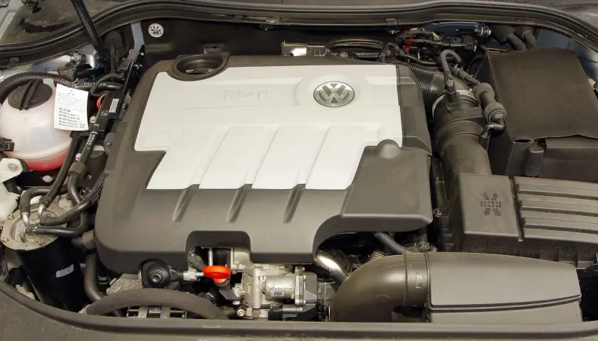 Silnik 2.0 TDI Volkswagena z widocznym logo TDI i emblematem marki.