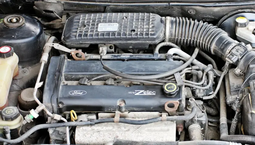 Silnik 1.8L Zetec z **Ford Mondeo MK2**. Widoczne elementy układu dolotowego i zapłonowego.