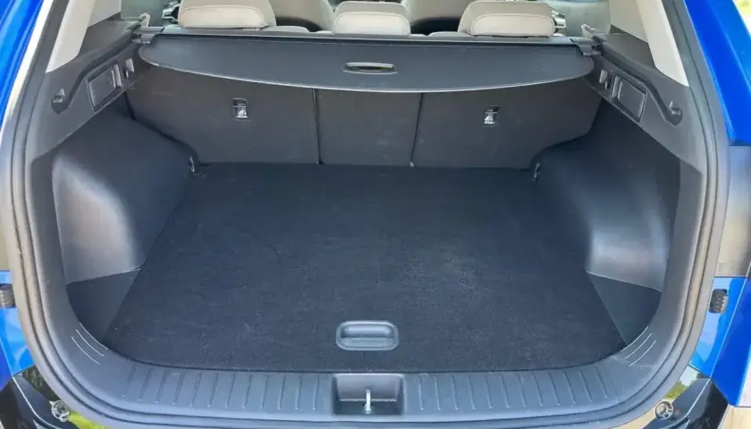 Pusty bagażnik Kia Sportage, gotowy na podróż. Sprawdź, jak jego wymiary pomieszczą wszystko, czego potrzebujesz.