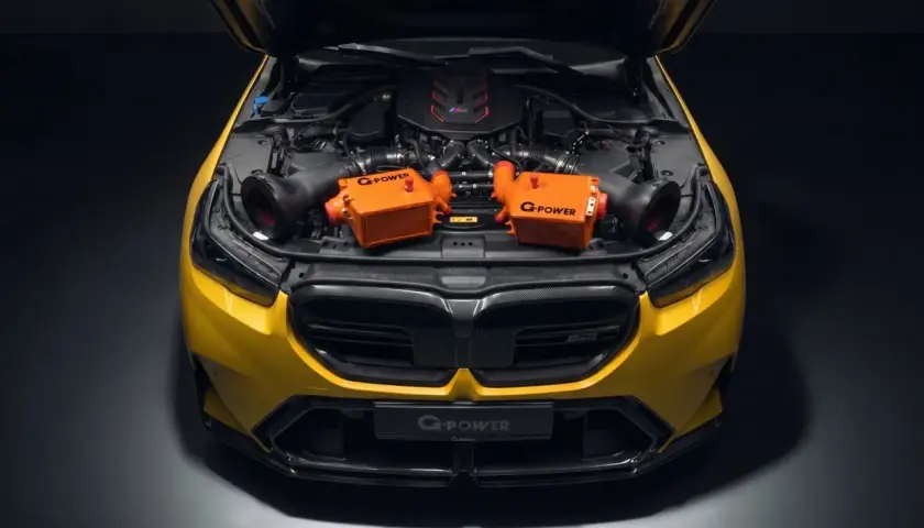 Żółte BMW M5 z otwartą maską, prezentujące dwa pomarańczowe intercoolery G-Power.