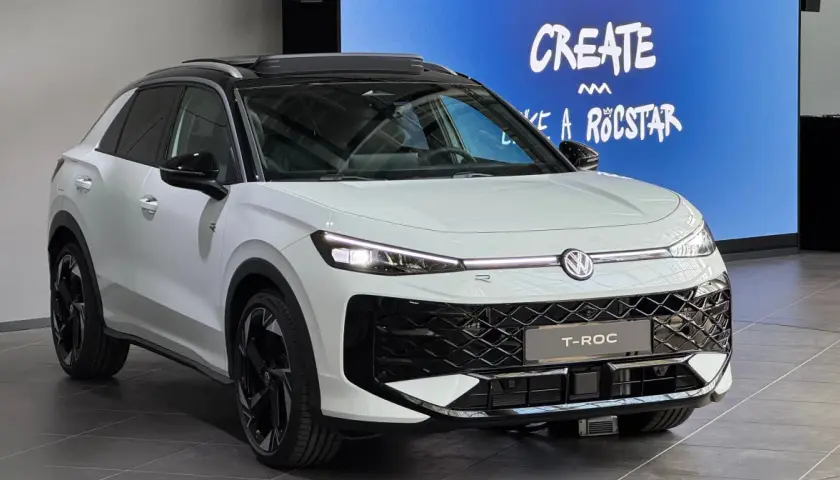 Biały Volkswagen T-Roc 2025 z czarnym dachem i felgami, gotowy do stworzenia rockowej przygody.