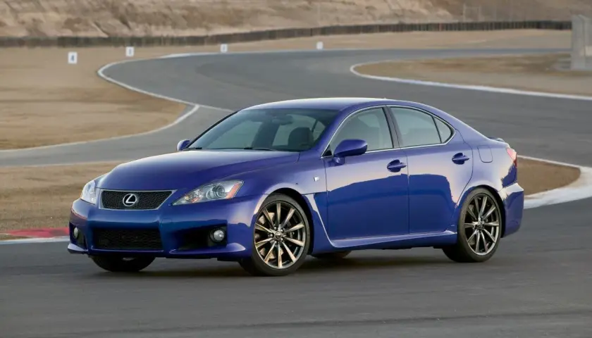 Niebieski Lexus IS F na torze wyścigowym, gotowy do ostrej jazdy.
