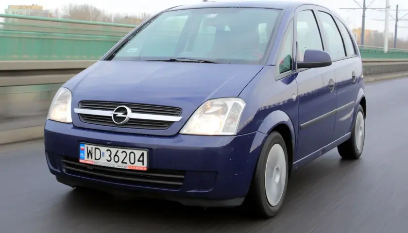 Niebieski Opel Meriva na drodze. Wiele pozytywnych opinii o tym modelu, szczególnie doceniany za przestronność i praktyczność.