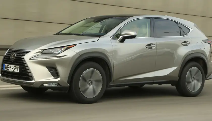 Srebrny Lexus NX 300 w ruchu, z widocznym grillem i reflektorami.