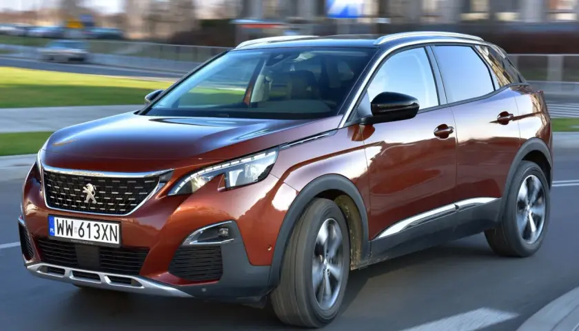 Brązowy Peugeot 3008 z 2018 roku w ruchu miejskim.