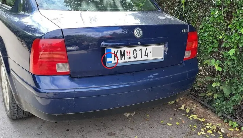 Niebieski Volkswagen z tablicą rejestracyjną KM 014. Widać fragment z niebiesko-białym oznaczeniem, typowym dla fzi rejestracja.