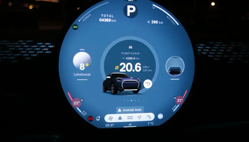 Cyfrowy kokpit samochodu elektrycznego. Widoczny jest model Mini, zasięg 295 km, zużycie 20.6 kWh/100 km. To jest właśnie ac mini co to za auto.