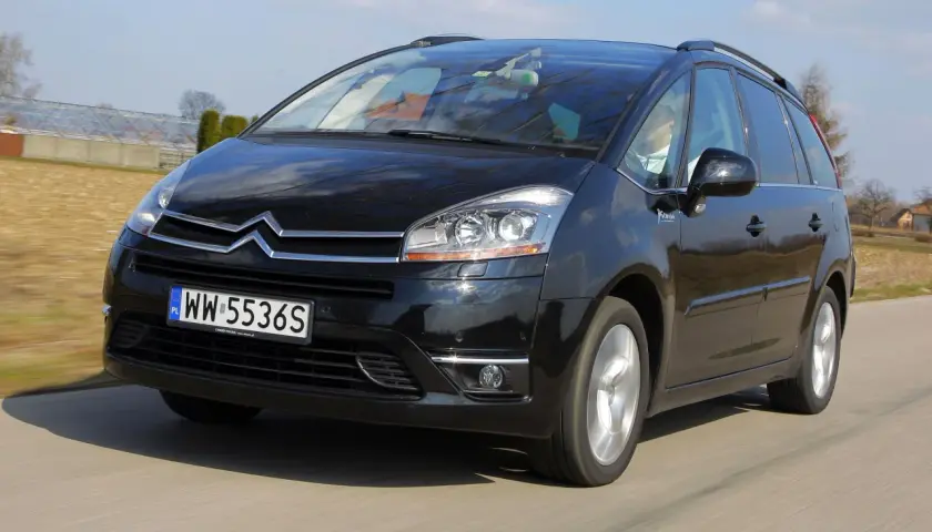 Czarny Citroen C4 Picasso w ruchu. Wiele osób szuka pozytywnych citroen c4 picasso opinie, ten model zasługuje na uwagę.