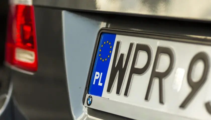Widok z tyłu samochodu z polską tablicą rejestracyjną WPR 93.