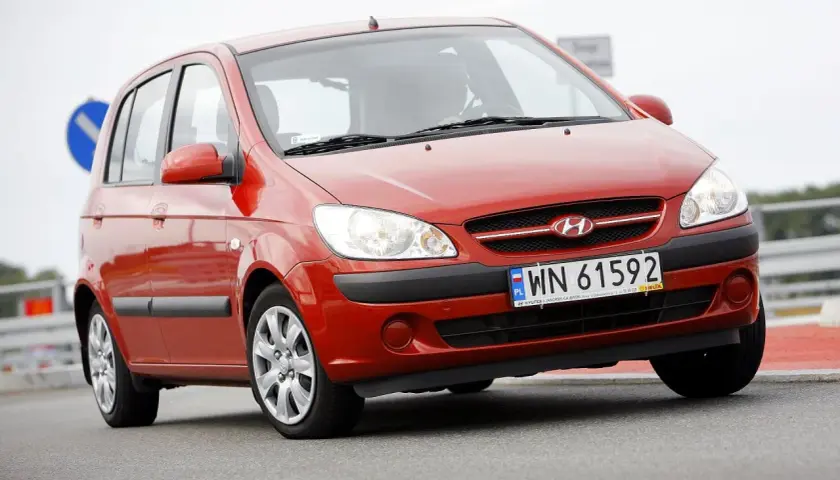 Czerwony Hyundai Getz 1.1 z polskimi tablicami WN 61592 na drodze.