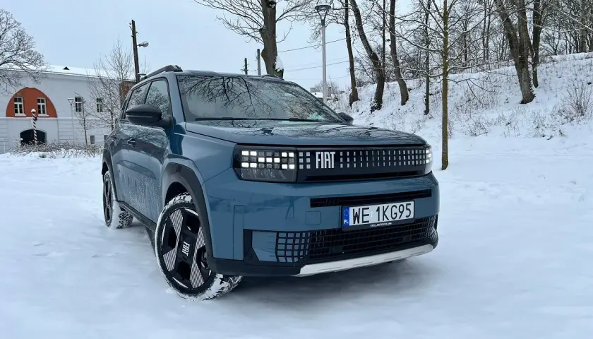 Niebieski Fiat Panda na śniegu. Idealny na zimową przejażdżkę, nawet gdy cena jest wysoka.