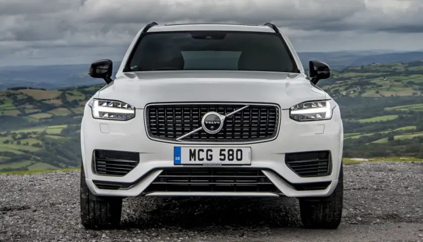 Białe Volvo XC90 2020 na tle malowniczego krajobrazu.