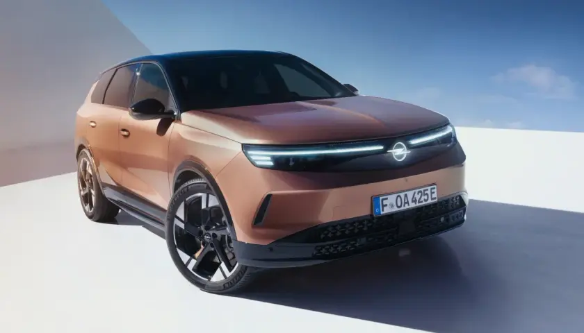 Nowy Opel Grandland w kolorze miedzianym, z nowoczesnymi światłami LED. Sprawdź jego atrakcyjną opel grandland cena.