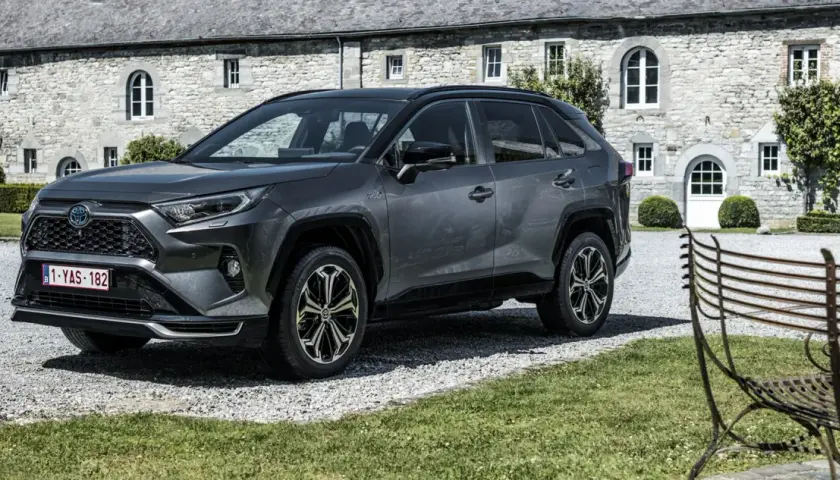 Ile kosztuje hybrydowa Toyota? Pełny przewodnik po cenach i TCO
