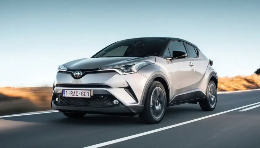 Srebrna Toyota C-HR na drodze. Wiele osób szuka toyota chr opinie, by poznać ten model.