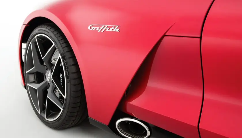 Czerwony TVR z napisem "Griffith" na błotniku, widoczna felga i końcówka wydechu.