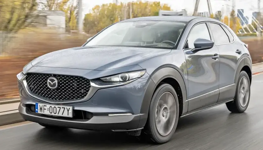 Szary Mazda CX-30 w ruchu. Sprawdź aktualną mazda cx 30 cena i wybierz swój wymarzony samochód.