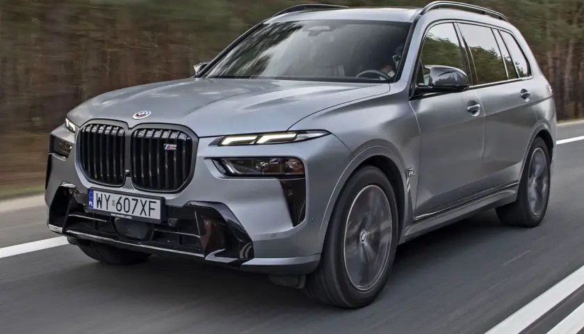 Szary BMW X7 M Sport na drodze. Sprawdź aktualną bmw x7 cena i dostępne konfiguracje.