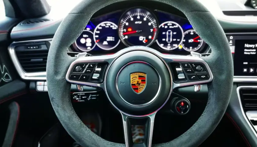 Kierownica Porsche Panamera GTS z alcantary, z emblematem Porsche i wskaźnikami GTS.