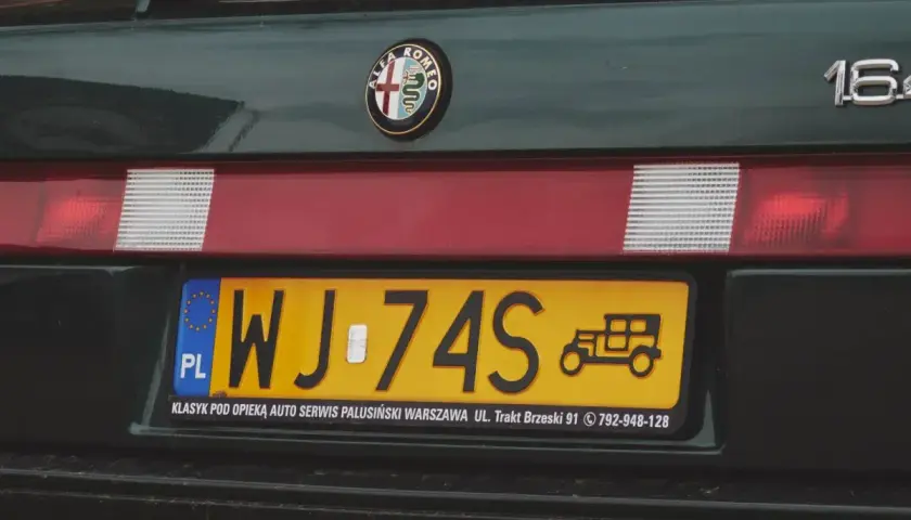 Alfa Romeo z rejestracją WJ-74S. Klasyk pod opieką auto serwisu.