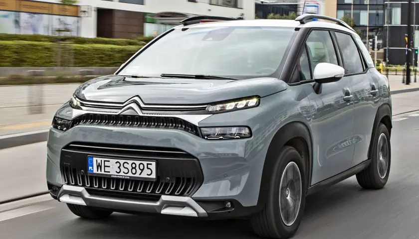 Szary Citroen C3 Aircross na polskich tablicach rejestracyjnych WE 3S895, w ruchu miejskim. Sprawdź atrakcyjną citroen c3 aircross cena!