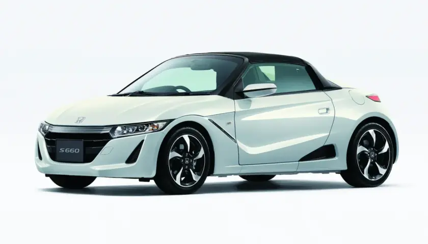 Biały roadster Honda S660 z czarnym dachem, sportowymi felgami i agresywnym przodem.