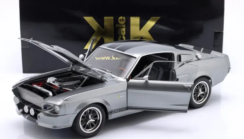 Srebrny model samochodu Mustang Eleanor z otwartą maską i drzwiami, z czarnymi pasami na dachu i masce.