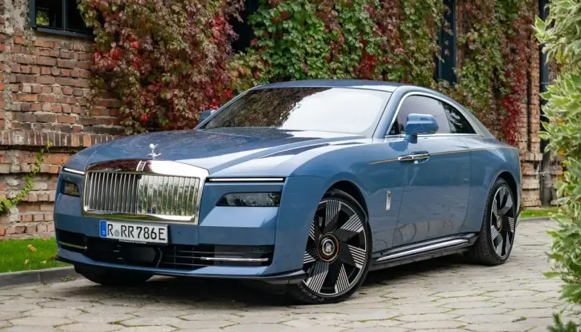 Niebieski Rolls-Royce Phantom Coupe, symbol luksusu. Jego cena odzwierciedla unikalność i prestiż.