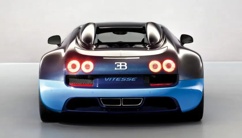Tylna część Bugatti Vitesse w kolorze niebiesko-czarnym, z zapalonymi światłami.