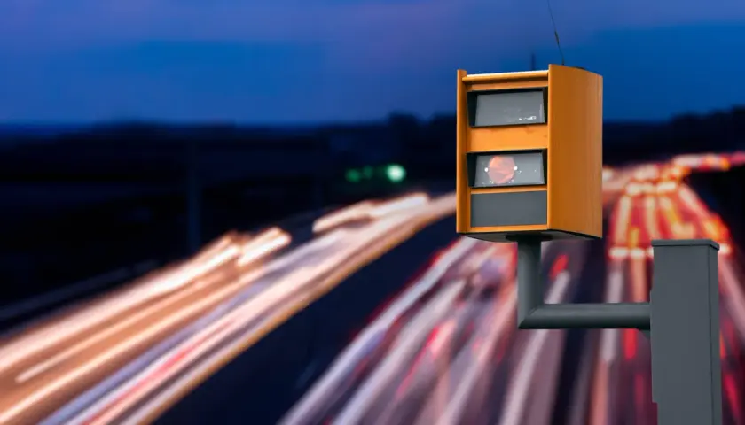 Fotoradar na autostradzie, monitorujący prędkość. Nowy taryfikator mandatów 2025 już wkrótce.