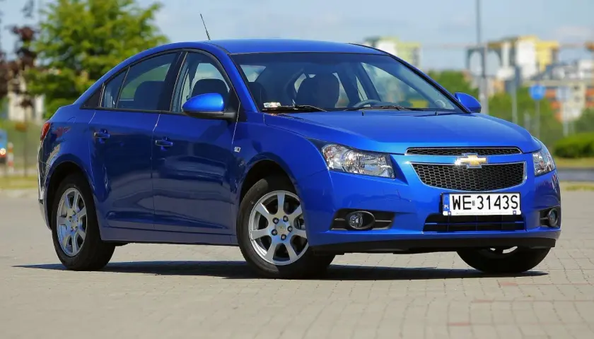Niebieski Chevrolet Cruze na parkingu. Wiele osób szuka chevrolet cruze opinie przed zakupem.