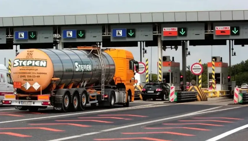 Ciężarówka z cysterną na autostradzie A4 przed punktem poboru opłat. Sprawdzam autostrada a4 cennik Gliwice-Wrocław.