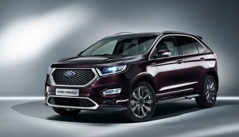 Elegancki, ciemnobordowy Ford Vignale z chromowanymi detalami i lśniącymi felgami, prezentujący się w studiu.