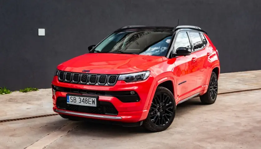 Czerwony Jeep Compass 2025 z czarnym dachem i felgami, gotowy na przygodę.