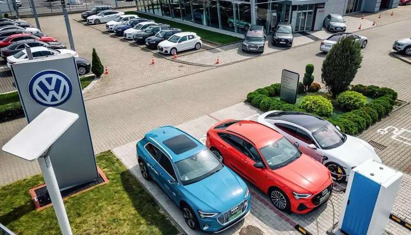 Salon samochodowy Audi z nowymi autami elektrycznymi. Warto sprawdzić showroom opinie przed zakupem.