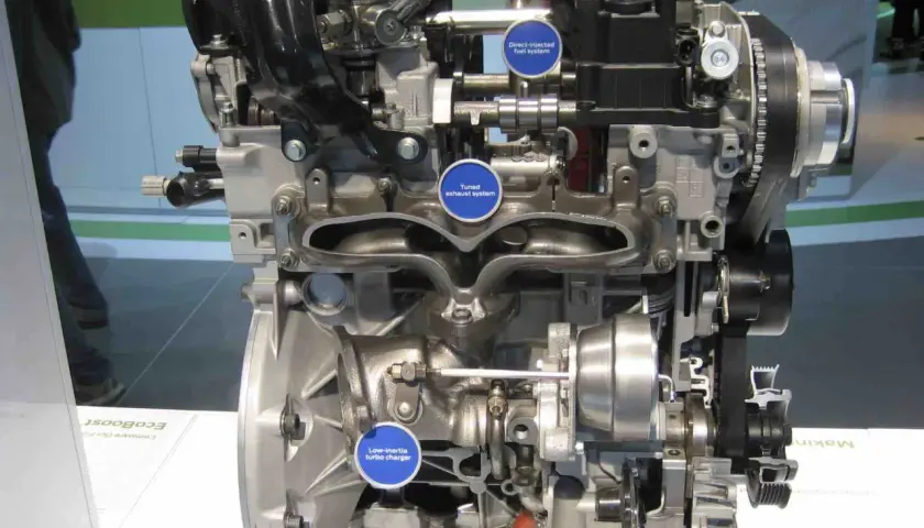 Silnik 1.0 Ecoboost z turbosprężarką o niskiej bezwładności, bezpośrednim wtryskiem paliwa i dopasowanym układem wydechowym.