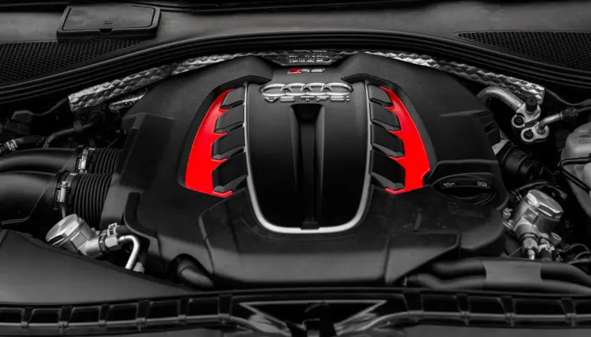Potężny silnik 2.0 TFSI z czerwonymi akcentami, serce sportowego Audi.
