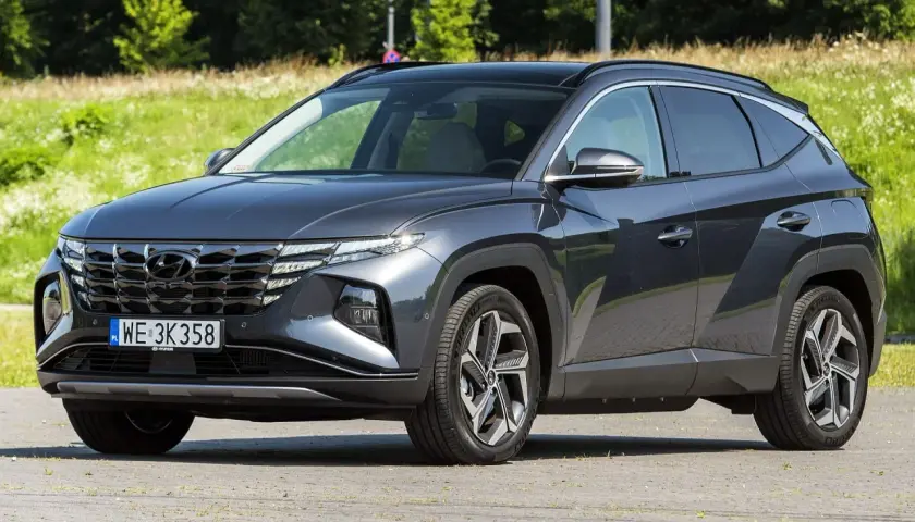 Nowoczesny, ciemnoszary Hyundai Tucson, jeden z popularnych hyundai suv modele, zaparkowany na zewnątrz.